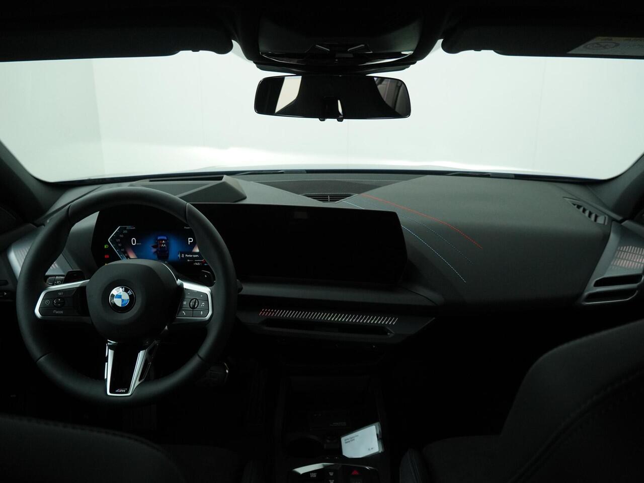 BMW 1-SERIE 120 | Individual Lak | M Sportpakket Pro | Harman Kardon | Panoramadak | Innovation Pack