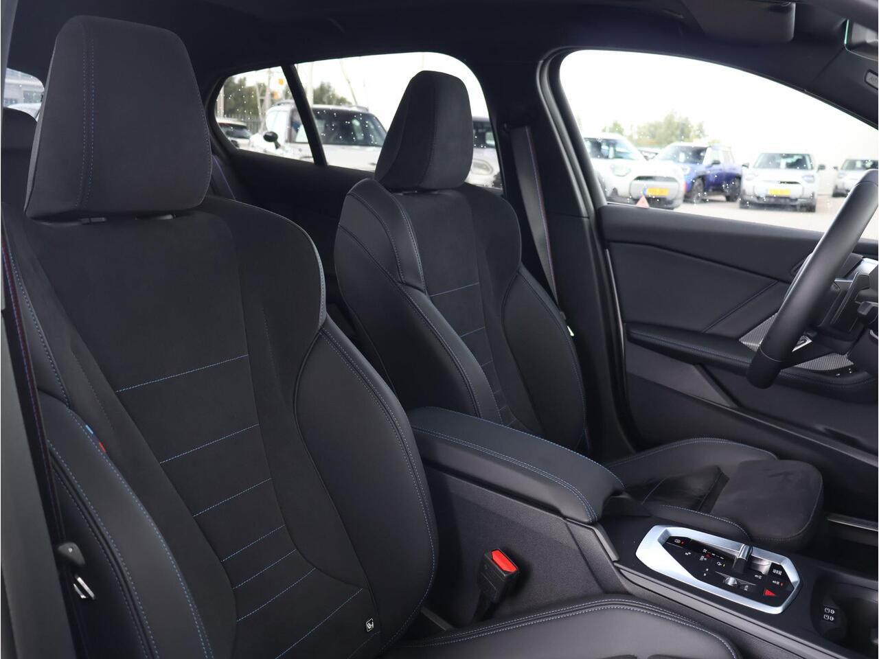 BMW 1-SERIE 120 M Sportpakket Pro / Premium Pack / Harman Kardon / Extra Getint Glas / 19'' M-Performance / M-Performance frontsplitter / | Ekris Selection