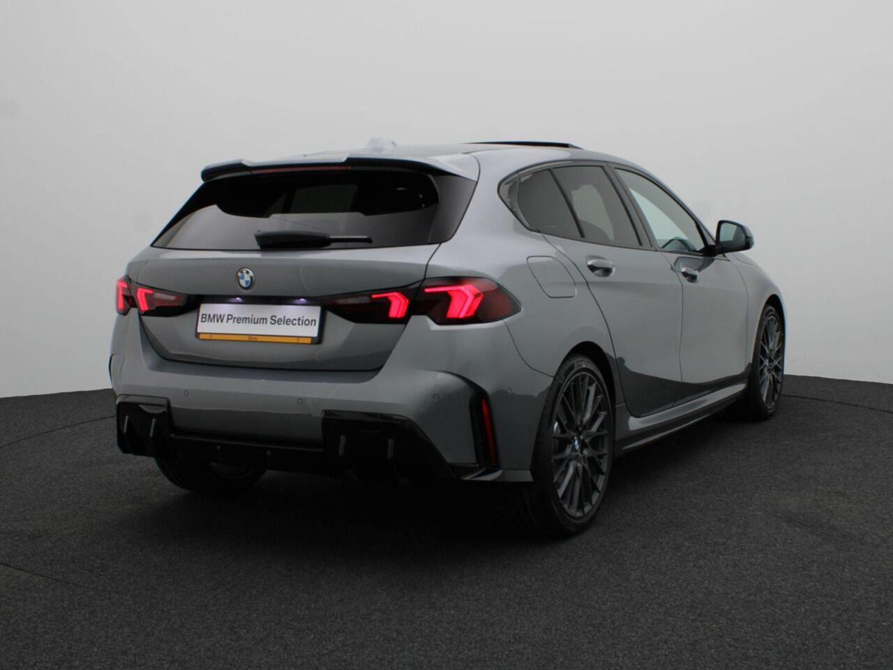 BMW 1-SERIE 120 M Sportpakket Pro | Premium Pack | Comfort Access | Panoramadak | Driving Assistant | Harman Kardon | 19''