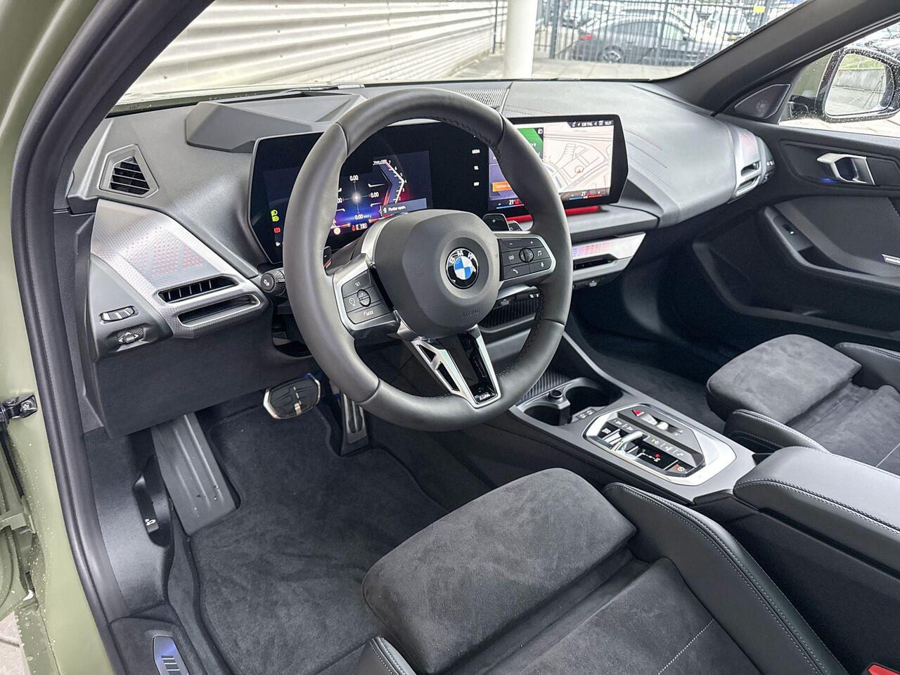 BMW 1-SERIE 120 M Sportpakket Pro / Innovation Pack / Harman Kardon / Glazen panoramadak / Stuur verwarmd
