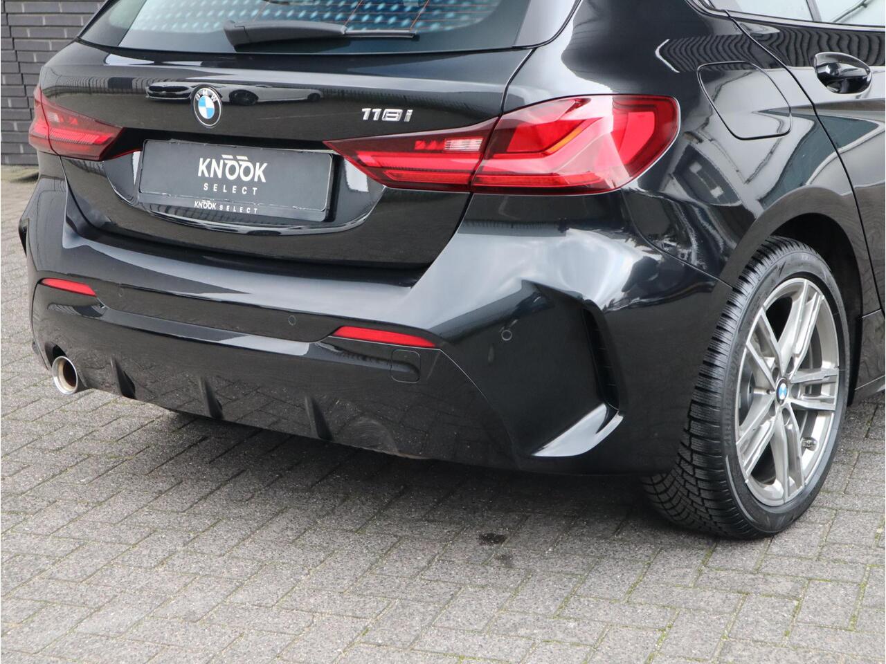 BMW 1-SERIE 118i High Executive M Sport Pakket Automaat / Live Cockpit Professional / Leder / Hifi / Stoelverwarming / 17 Inch / Adaptieve LED-koplamp / DAB / Parkeersensoren / Lichtpakket