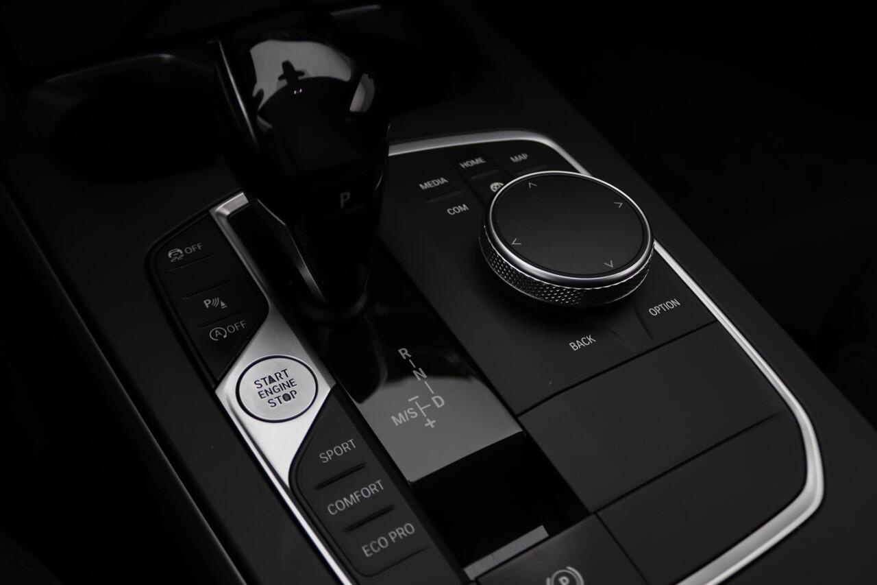 BMW 1-SERIE 5-deurs 118i Executive | Audio Media Pack | Extra Getint Glas Achter | DAB | HiFi | 16''