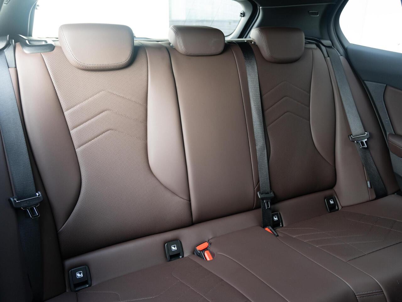 BMW 1-SERIE 120 | M Sportpakket | Driving Assistant | Achteruitrijcamera | Stoelverwarming | PDC | 18''