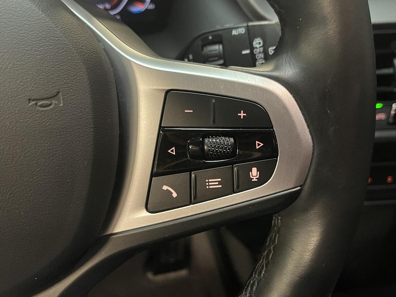 BMW 1-SERIE 118i M Sport 17"/Sportstoelen/Sfeerverlichting/LED/Stoelverwarming/PDC v+a/Apple Carplay & Android Auto