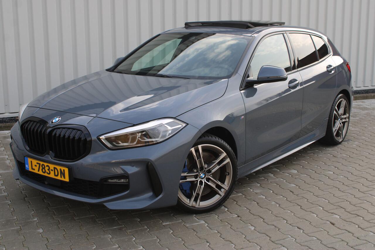 BMW 1-SERIE 118i High Executive M-sport | Incl. 12 maanden garantie | Cruise control | Kuipstoelen | Schuif/kantel dak | Climate control | Apple carplay | Navigatie | DAB radio | Harman/Kardon |