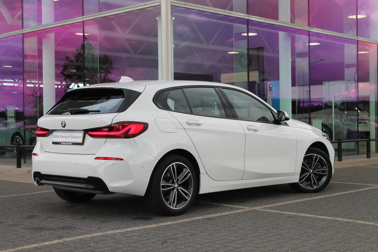 BMW 1-SERIE 118i Executive Sport Line Automaat / Sportstoelen / LED / Head-Up / Live Cockpit Professional / Cruise Control