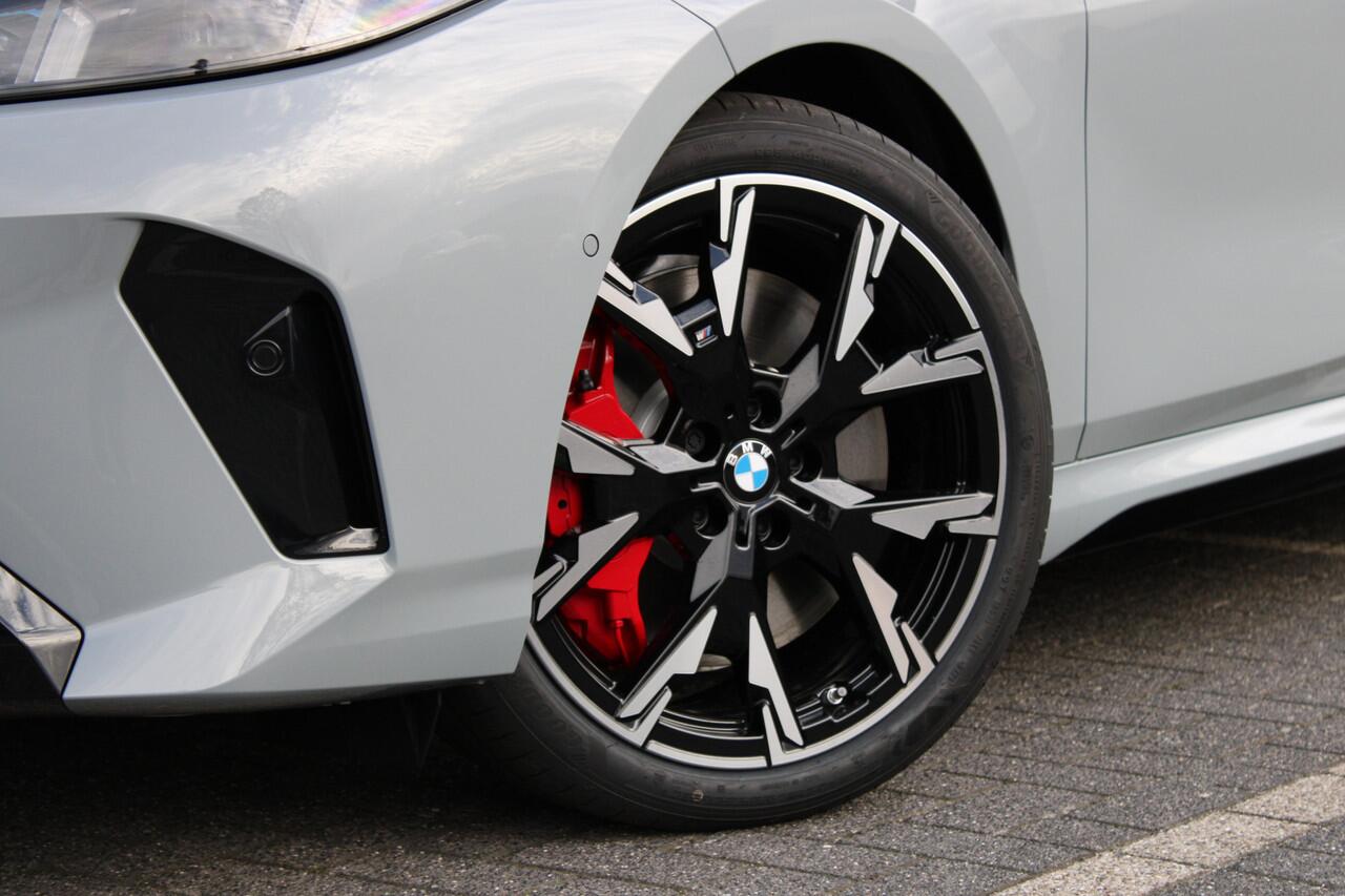 BMW 1-SERIE 120 M Sport Automaat / Panoramadak / Sportstoelen / Achteruitrijcamera / M Adaptief onderstel / Comfort Access / Adaptieve LED / Harman-Kardon / Stoelverwarming