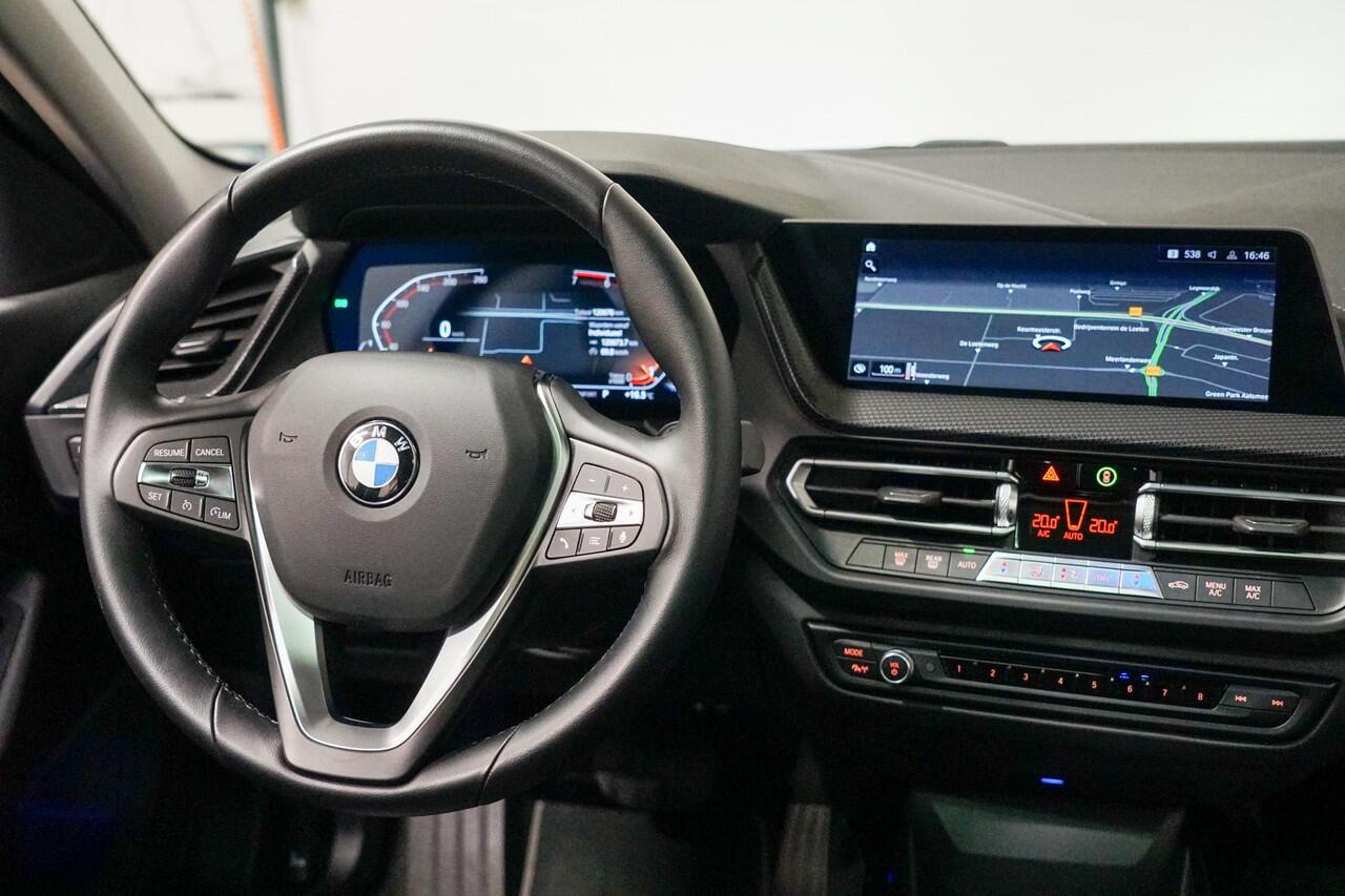 BMW 1-SERIE 118i Panoramadak | Sportstoelen | Camera | CarPlay