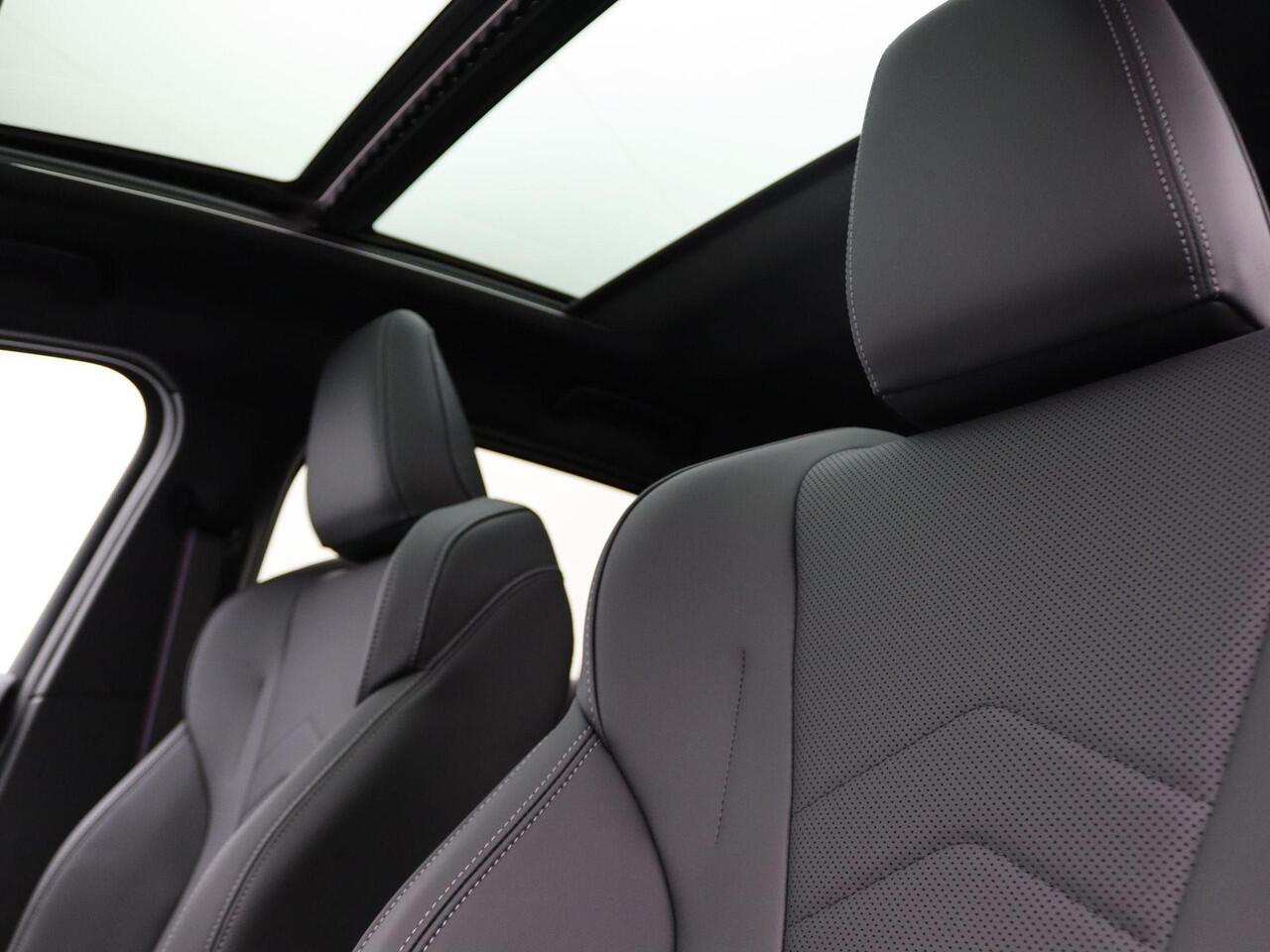 BMW 1-SERIE 120 M Sportpakket Pro | Premium Pack | Comfort Access | Panoramadak | Driving Assistant | Harman Kardon | 19''