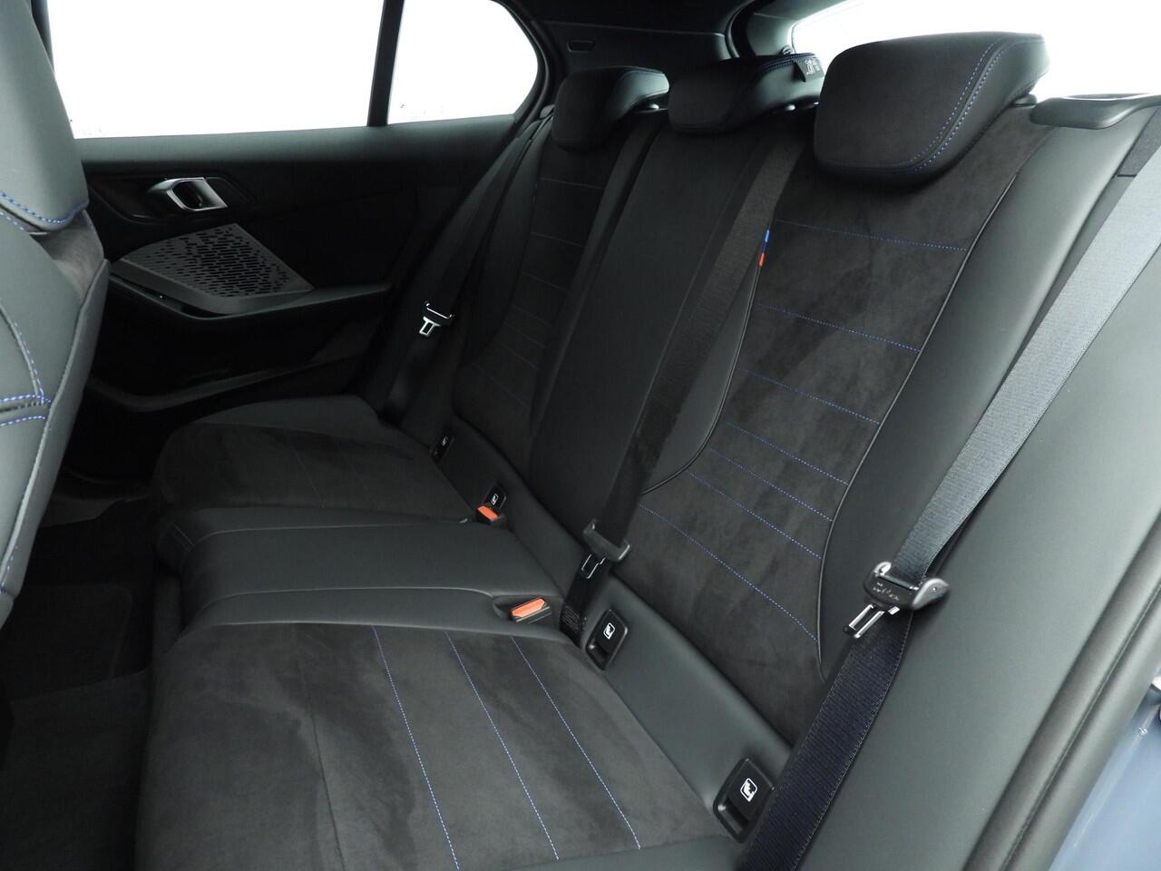 BMW 1-SERIE 5-deurs 120 | M-Sportpakket | LED | HUD | Sportstoelen | Elektr. zetels | Keyles go | DAB | Alu 18 inch