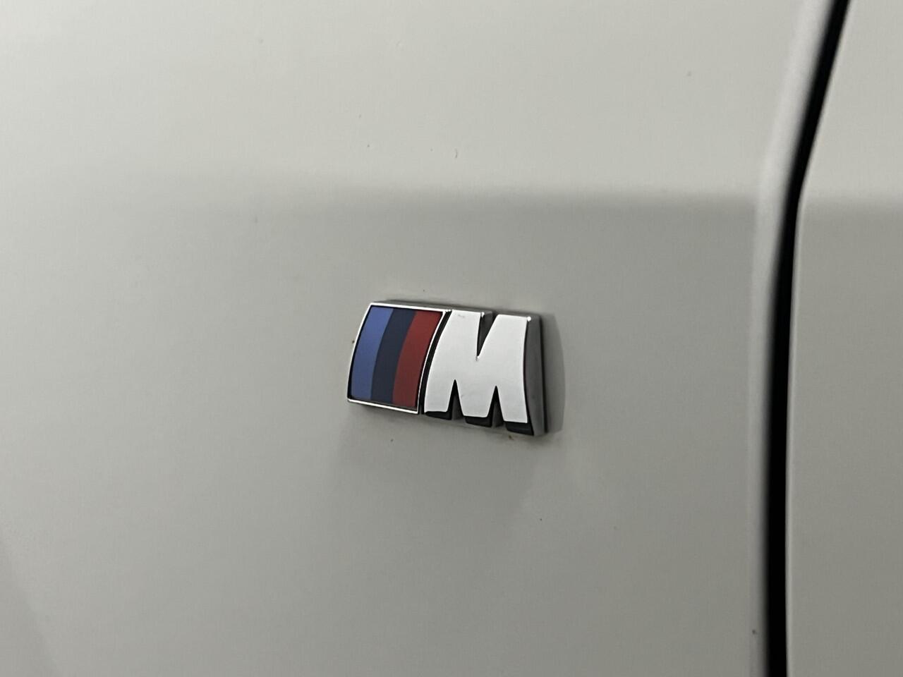 BMW 1-SERIE 118i High Executive M-Sport | NAVI | HARMAN & KARDON | STOELVERWARMING | LEDEREN BEKLEDING | PARKEERSENSOREN |