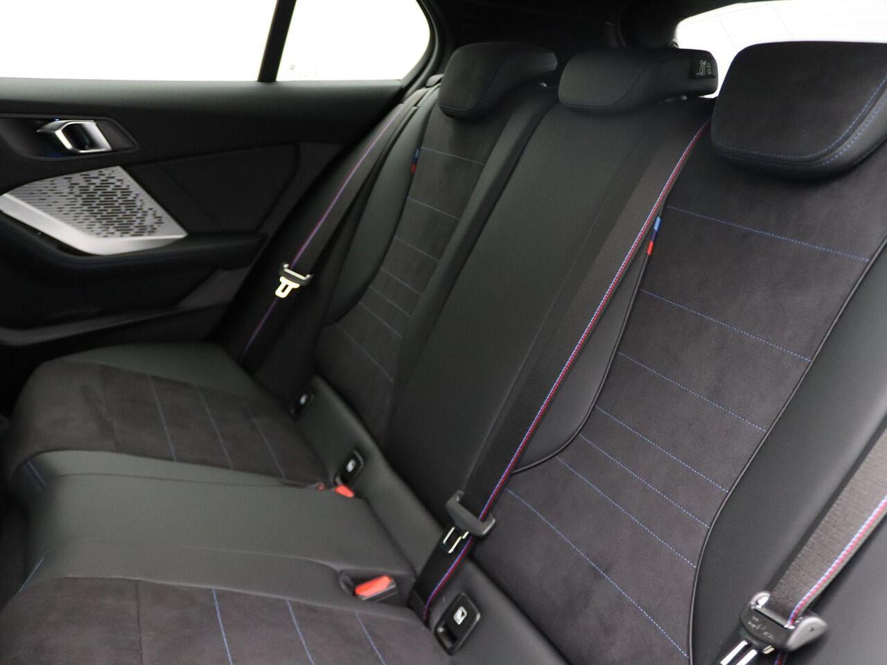 BMW 1-SERIE 120 M Sportpakket Pro | Premium Pakket | Stuurwielrand Verwarmd | Comfort Access | 19''