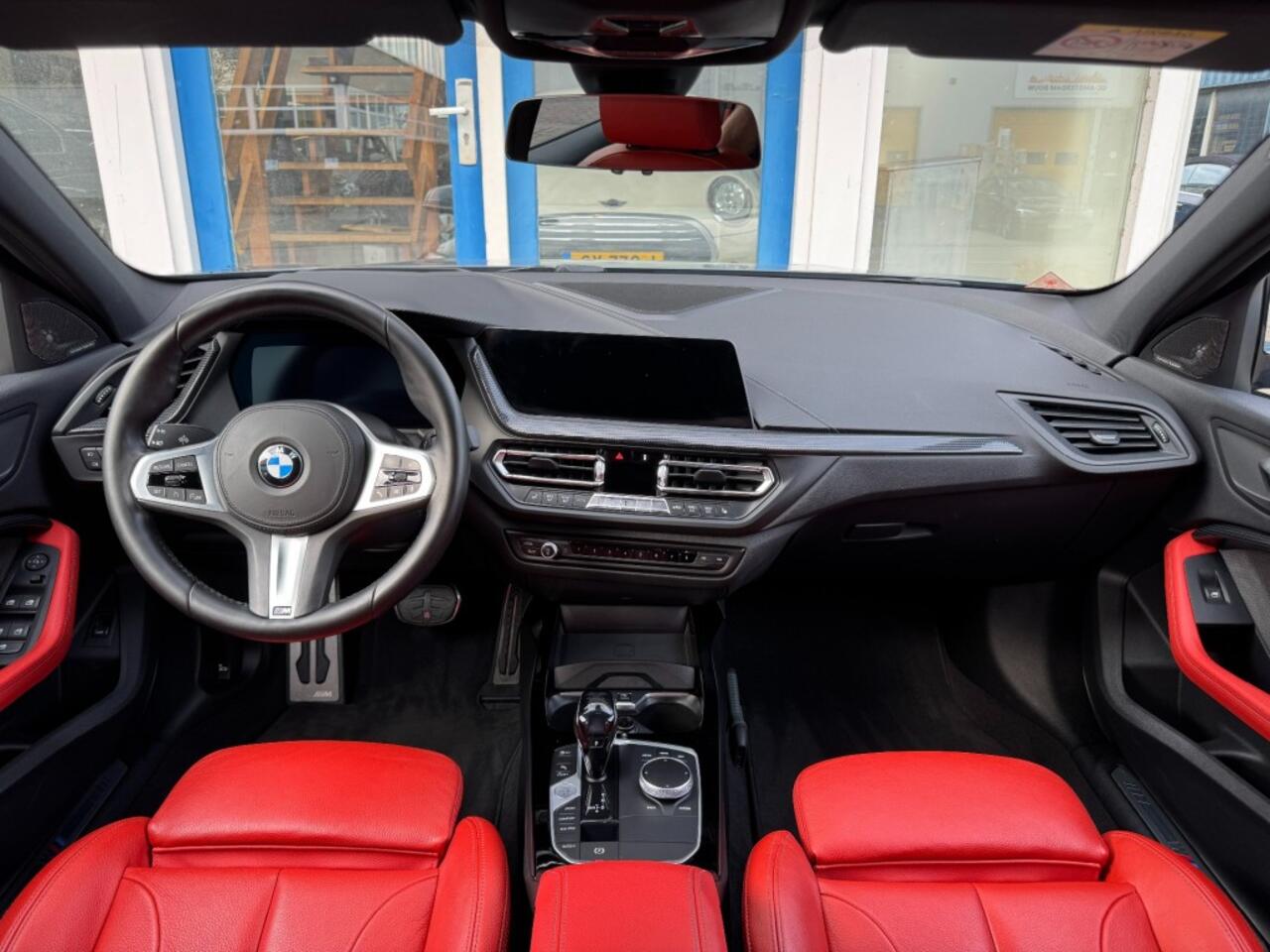 BMW 1-SERIE 118i High Executive I M-sport pakket I Apple Carplay I HUD I Leer