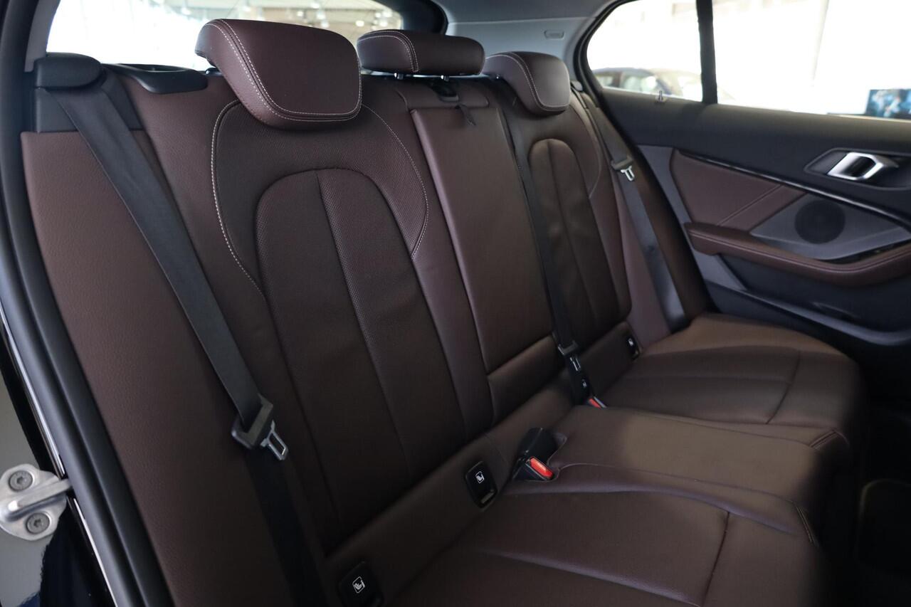 BMW 1-SERIE 118i | Comfort Access | Sportstoelen | Voorstoelen Verwarmd | Stuurverwarming | Driving Assistant | Head-Up Display