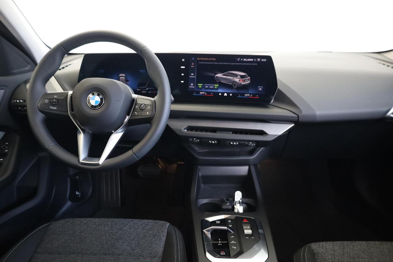 BMW 1-SERIE 120 M Sport Design Edition | Stoelverwarming | Dodehoekdetectie | Comfort Access | Achteruitrijcamera | Adaptieve LED