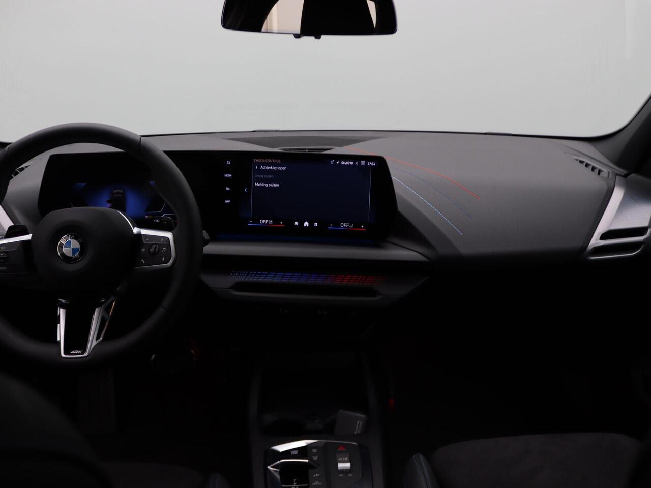 BMW 1-SERIE 120 M Sportpakket Pro | Premium Pakket | Stuurwielrand Verwarmd | Comfort Access | 19''