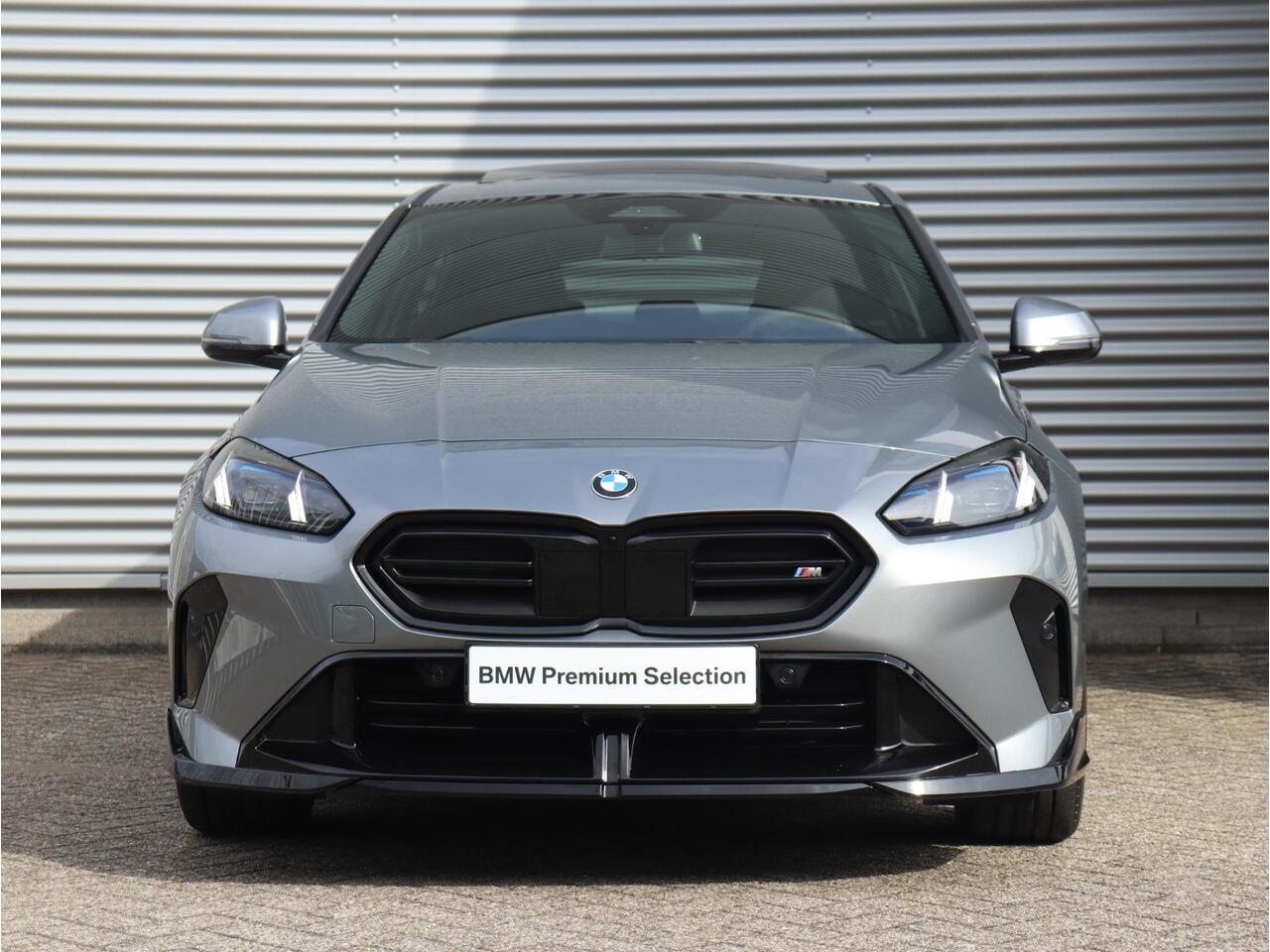 BMW 1-SERIE 5-deurs 120 | M Sportpakket Pro | Panodak | Harman Kardon | Driving Assistant | Comfort Access | Adaptive LED | M Performance | 19'' LMV