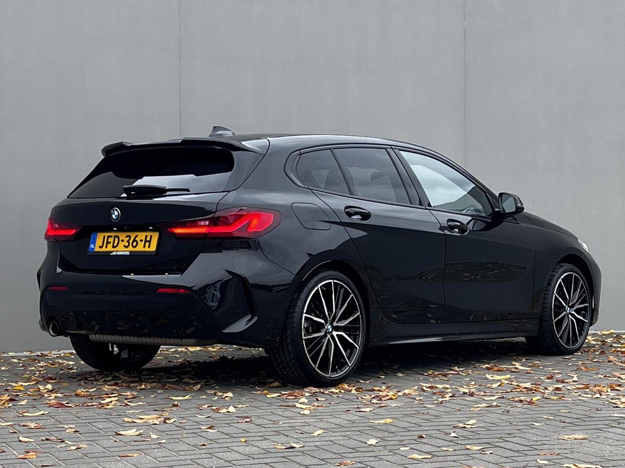 BMW 1-SERIE 118i / Dealer onderhouden / M-Sport / Panorama schuifdak / Head Up Display / Adaptieve Cruise Control / Harman Kardon Audio / Alcantara Sportstoelen / 19" / Camera /