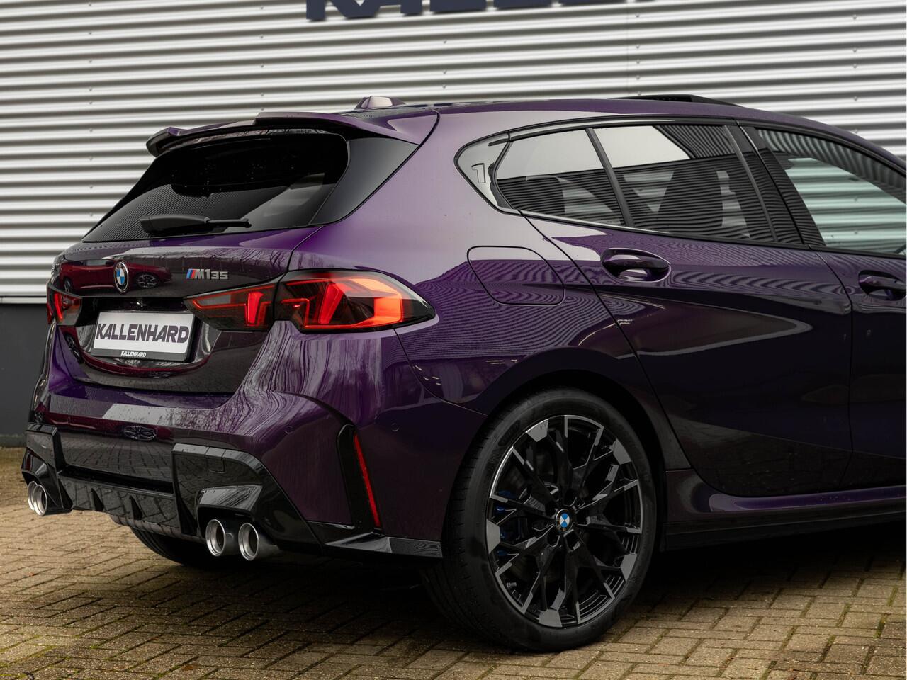 BMW 1-SERIE M135 xDrive - Pano - Driving Ass - Harman Kardon - Camera