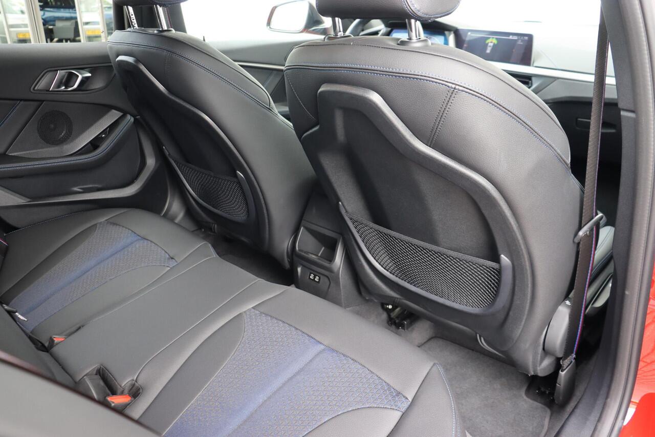 BMW 1-SERIE 118i M Sportpakket Pro/ Sportstoelen/ Stoelverwarming/ Cruise Control/ Getint Glas/ 19" LMV