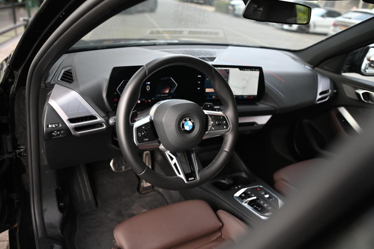 BMW 1-SERIE 120 M Sport Automaat / Sportstoelen / Achteruitrijcamera / M Adaptief onderstel / Stoelverwarming / 19" LMV