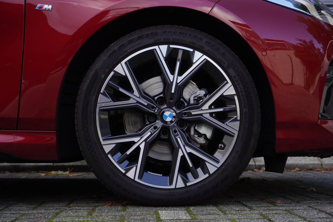 BMW 1-SERIE 120 M Sportpakket | 18 inch LM M Y-spaak | Parking Assistant | M Adaptief onderstel | Elektrisch verwarmde voorstoelen