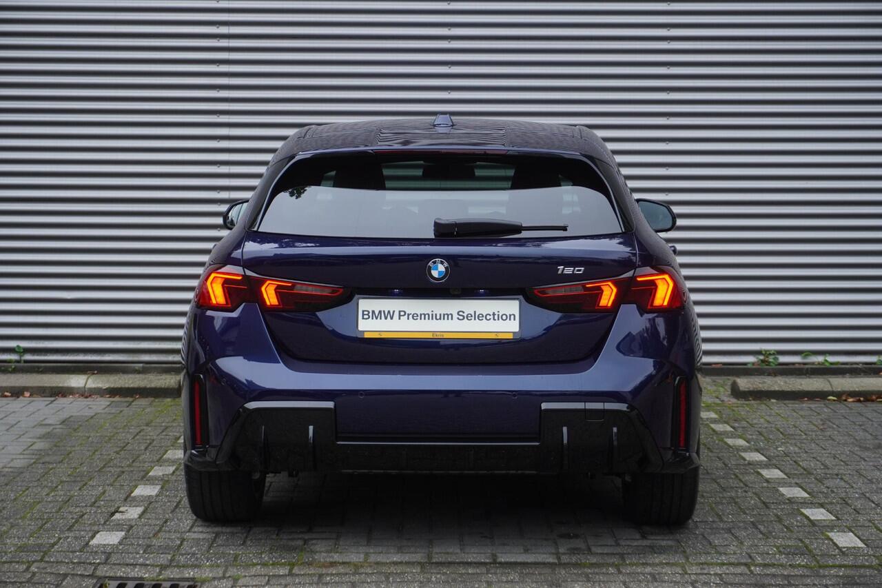 BMW 1-SERIE 5-deurs 120 M Sportpakket | Harman Kardon | Elektr. Achterklep | Draadloze Lader | Comfort Acces | Verwarmd Stuur | Verwarmde Voorstoelen
