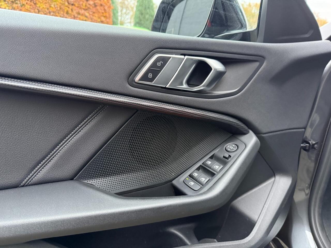 BMW 1-SERIE 118I Sportline,LED,Clima,Navi/Carplay,Digi Display,Dealer OH,