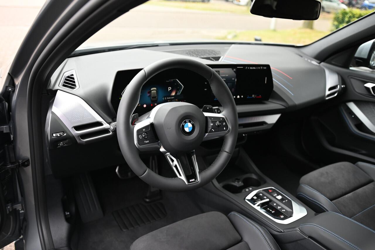 BMW 1-SERIE 120 M Sport Automaat / Sportstoelen / Achteruitrijcamera / M Adaptief onderstel / Parking Assistant / Stoelverwarming