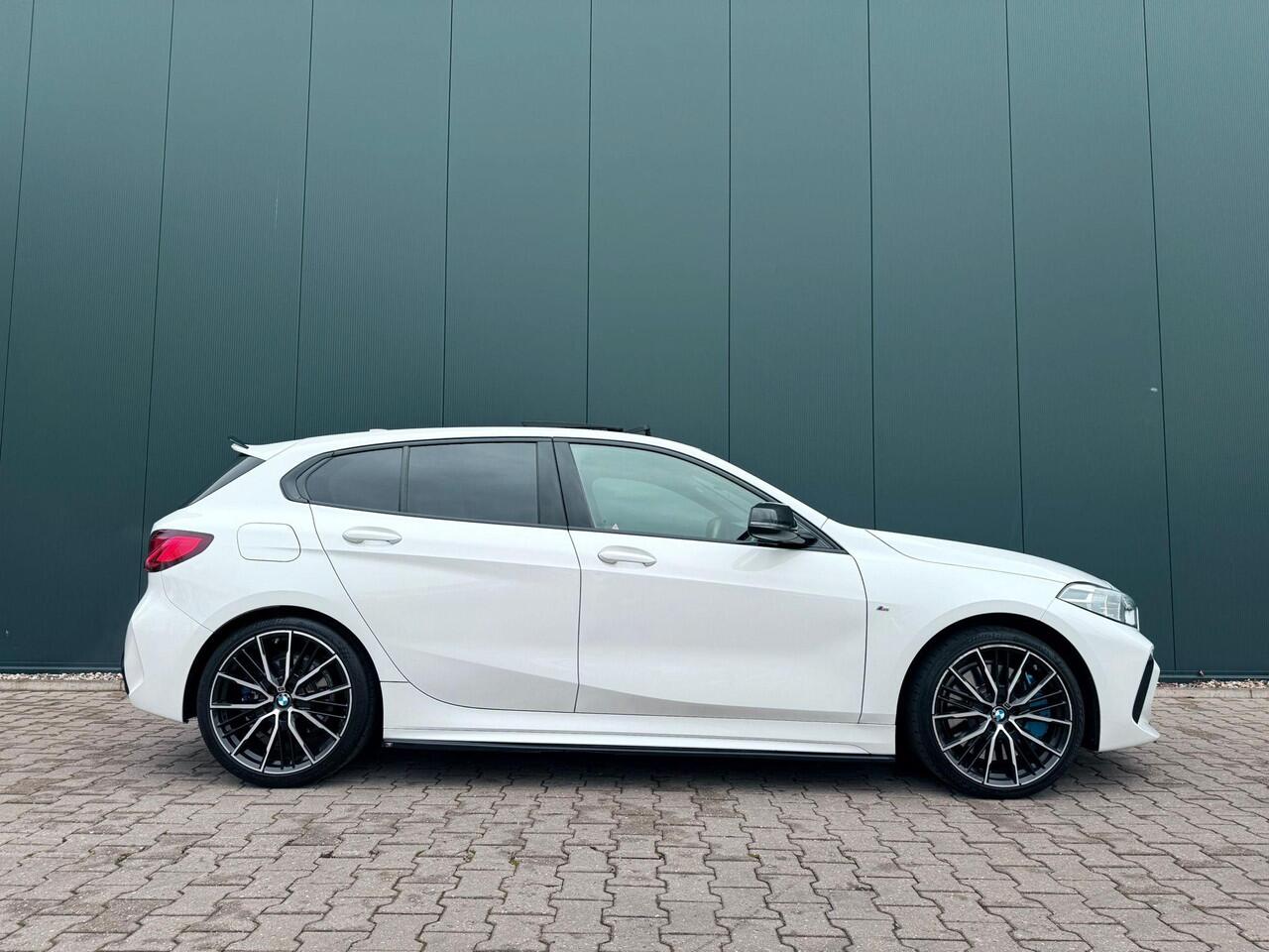 BMW 1-SERIE 118i M-Sport / Leder / Pano / Sfeerverlichting