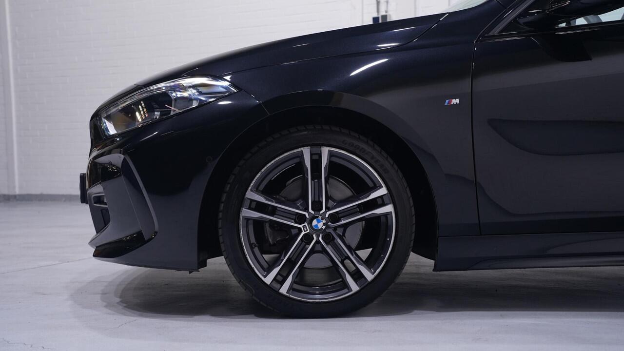 BMW 1-SERIE 118i M Sport Panoramadak Apple Carplay Camera PDC v+a Ambienteverlichting Led koplampen