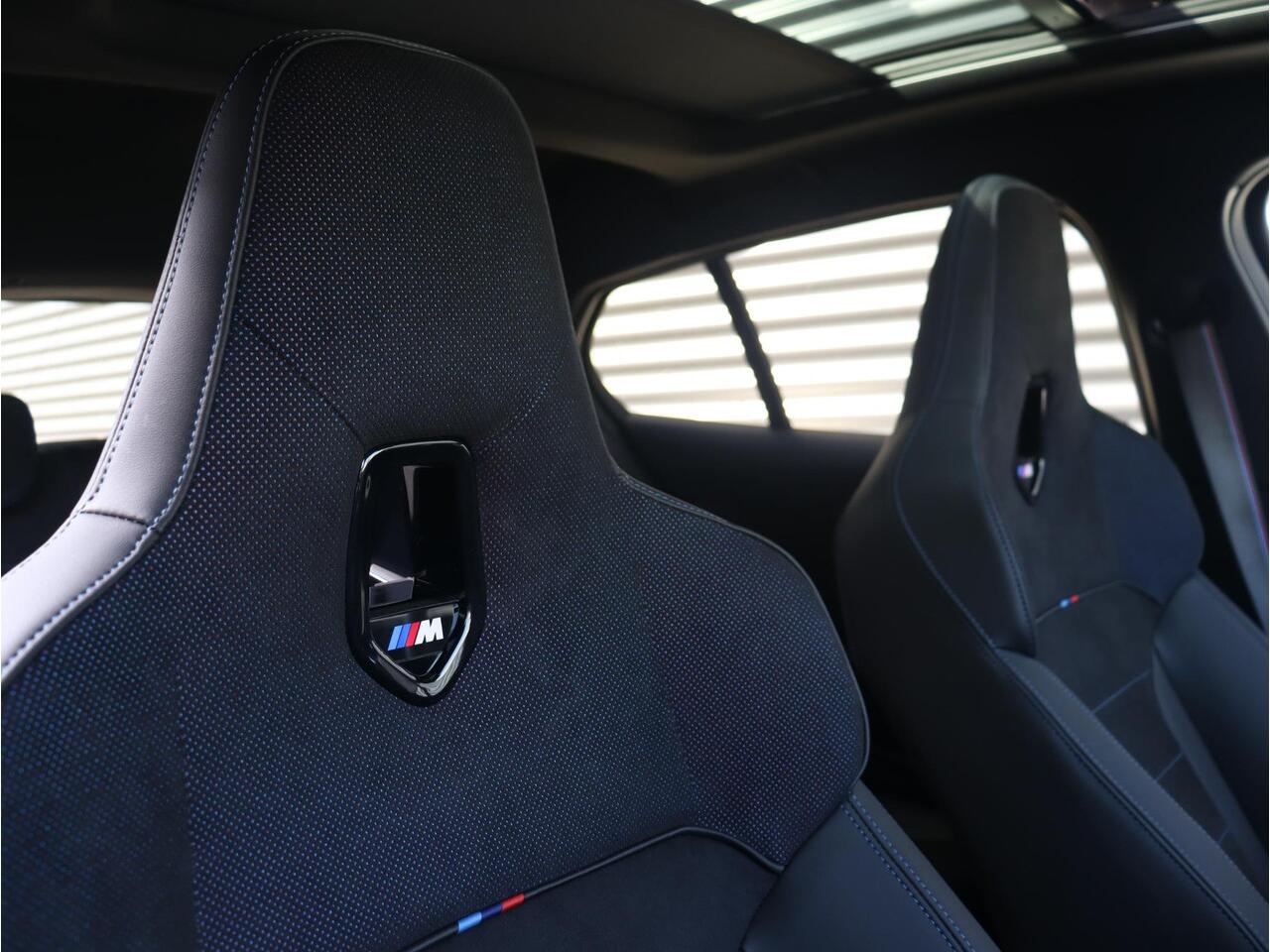 BMW 1-SERIE 5-deurs 120 | M Sportpakket Pro | Innovation Pack | Trekhaak | Panodak | Driving Assistant Plus | Elektr. Achterklep | Head-Up | Comfort Acces | 19'' LMV