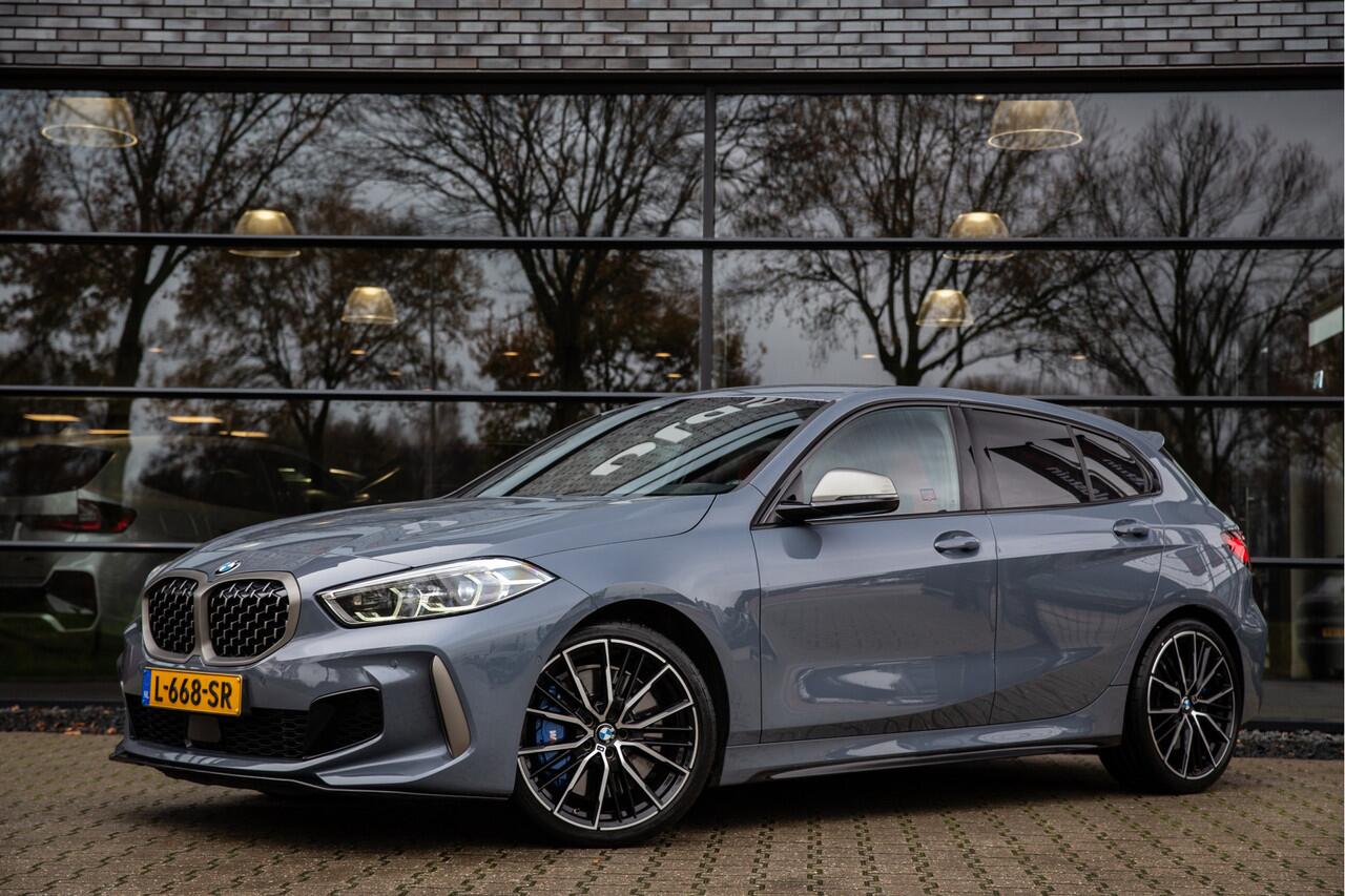 BMW 1-SERIE M135i xDrive High Executive 306pk , Kuipstoelen, Harman/Kardon, Head-up display, Sfeerverlichting