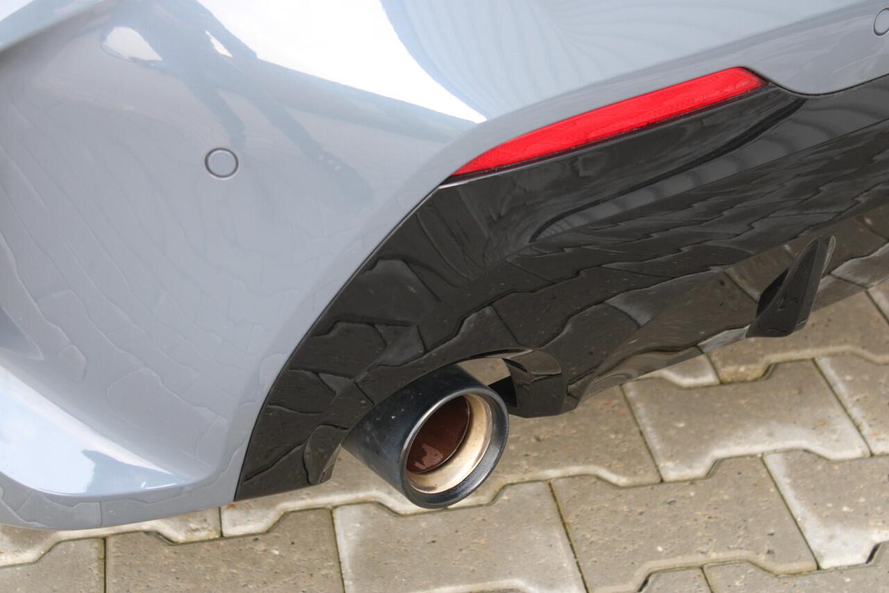 BMW 1-SERIE 118i High Executive M-sport | Incl. 12 maanden garantie | Cruise control | Kuipstoelen | Schuif/kantel dak | Climate control | Apple carplay | Navigatie | DAB radio | Harman/Kardon |