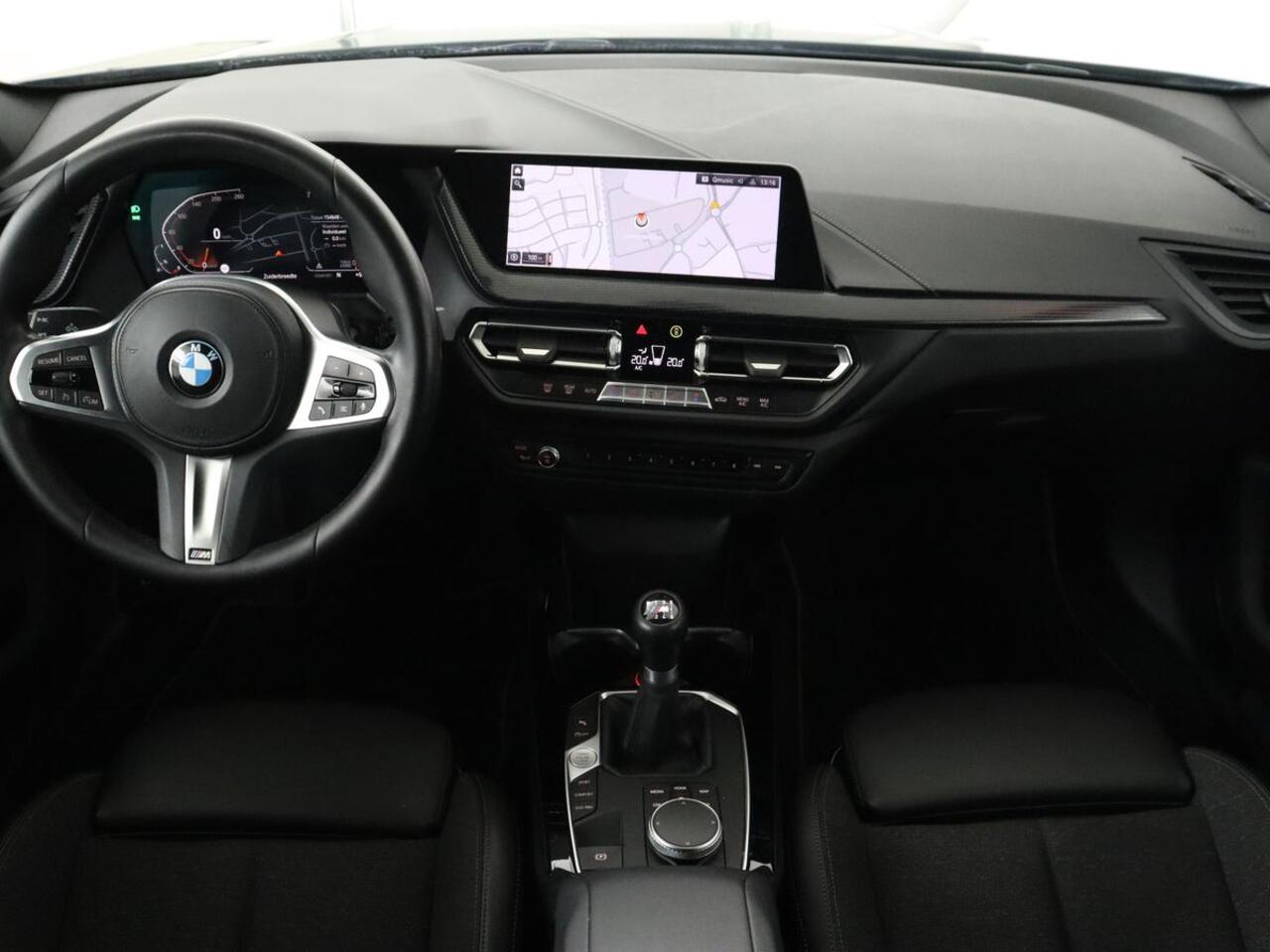 BMW 1-SERIE 118i Executive | Sport Line | Camera | Carplay | Sportstoelen | Live Cockpit | Navigatie | Full LED | Climate control | Sfeerverlichting | Cruise control | Park Assist | Bluetooth | Getint glas