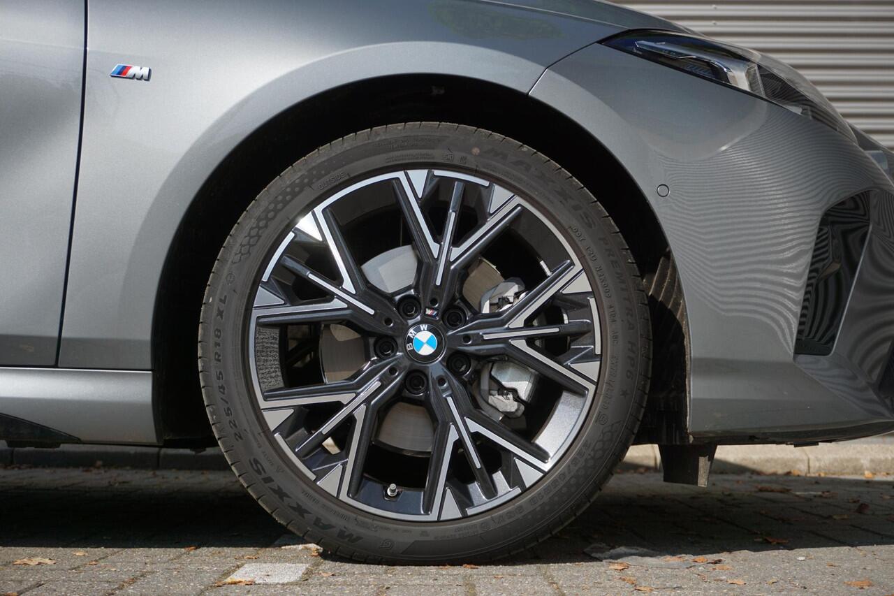 BMW 1-SERIE 5-deurs 120 M Sportpakket Executive | Innovation Pack | Harman-Kardon | Head-Up Display