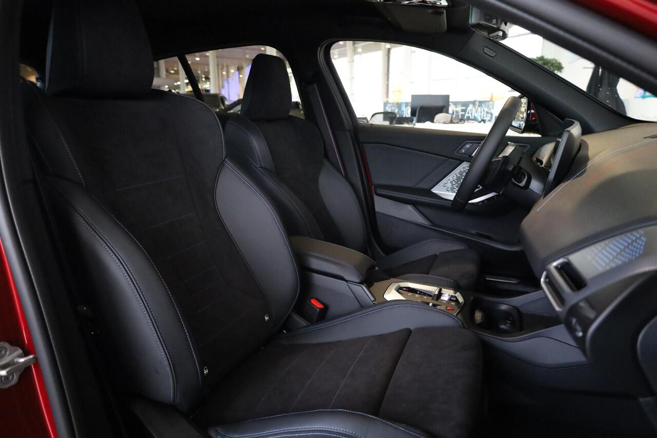 BMW 1-SERIE 120 M Sportpakket Pro | Alcantara | Stoel & Stuurwielverwarming | Dodehoekdetectie | Comfort Access | Achteruitrijcamera | Adaptieve LED