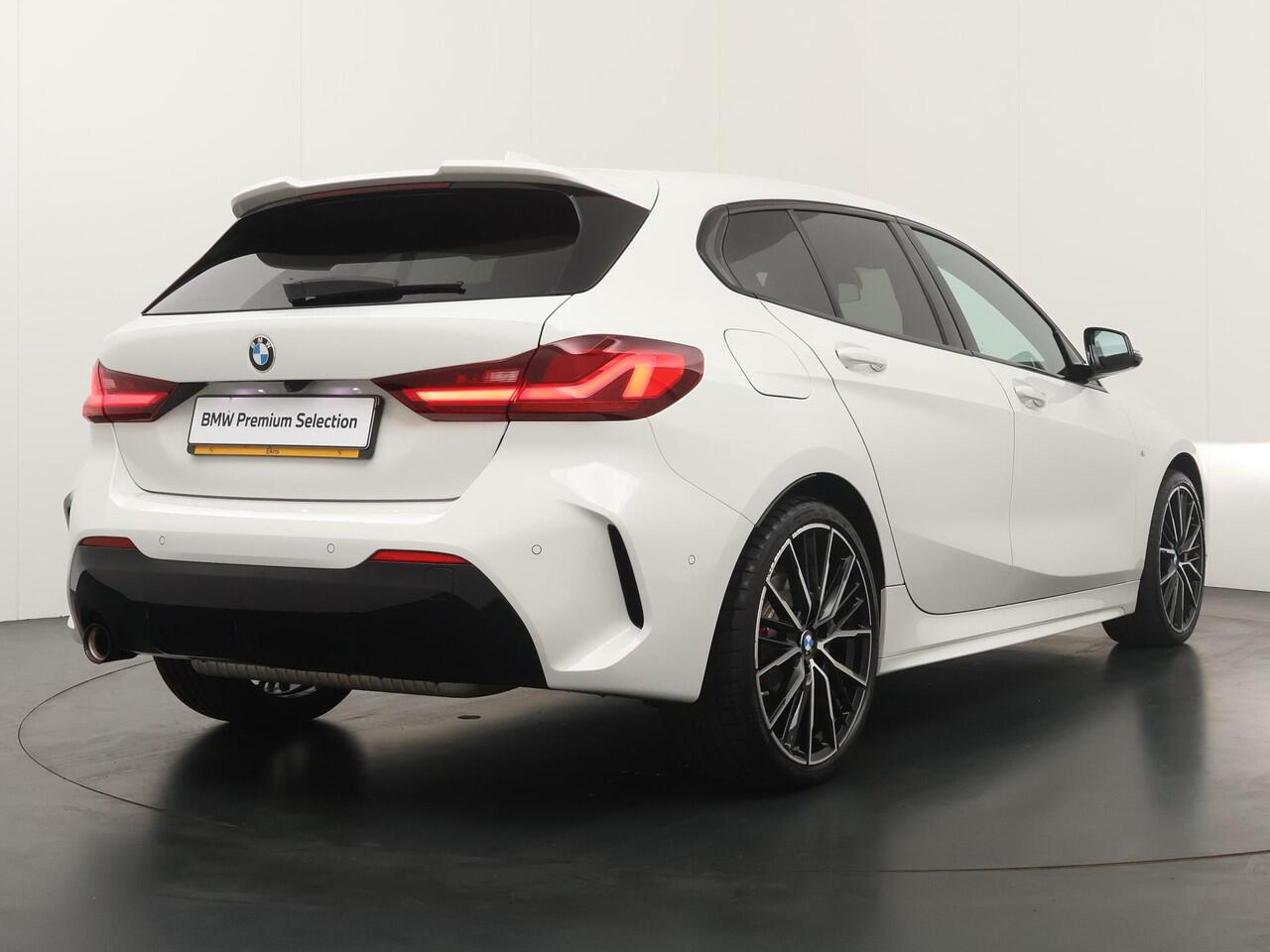 BMW 1-SERIE 118i | M Sport Pro | 19inch | Panoramadak |