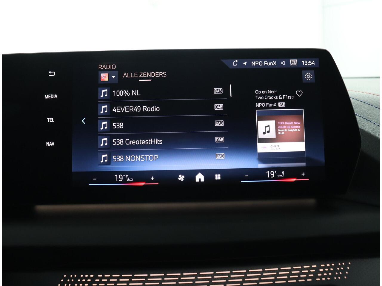 BMW 1-SERIE 120 M Sportpakket Pro | Comfort Access | Panoramadak | Harman-Kardon | M Adaptief onderstel | Adaptieve LED koplampen