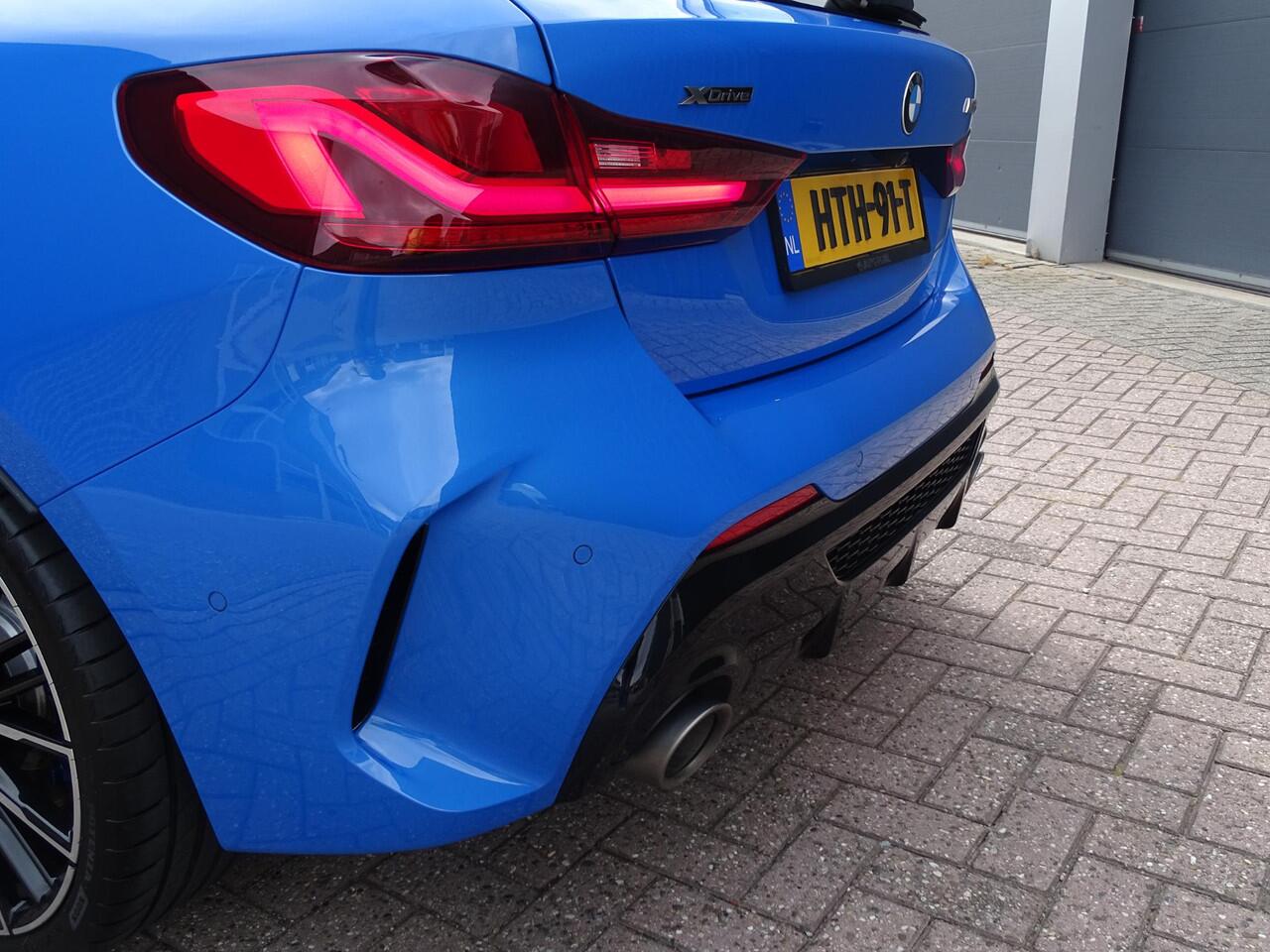 BMW 1-SERIE M135i xDrive High Executive PANORAMADAK|HEAD-UP DISPLAY|DODEHOEK DETECTIE|ACHTERUIT RIJ CAMERA|SPORT STOELEN|KEYLESS ENTRY/GO|NAVIGATIE|LASER KOPLAMPEN