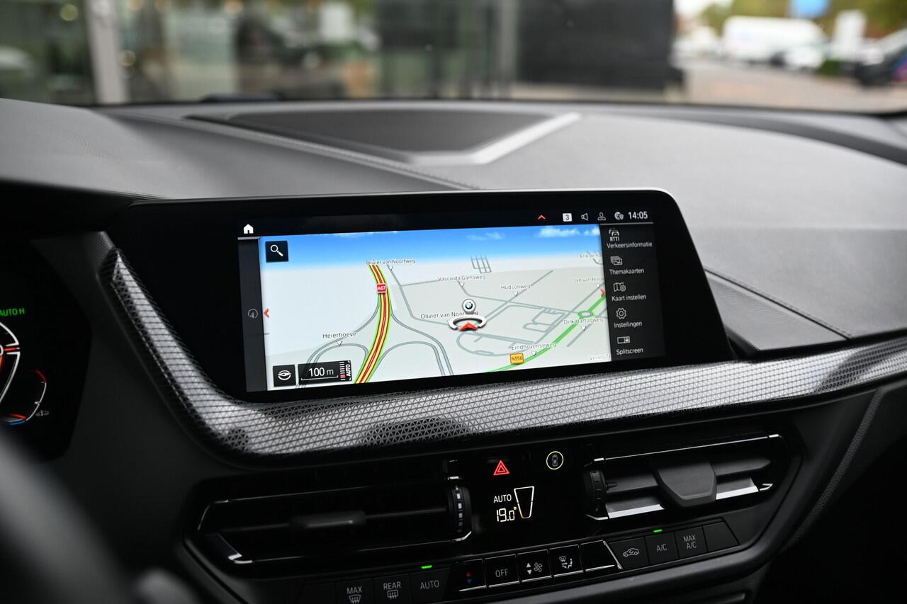 BMW 1-SERIE 118i Sport Line Automaat / Trekhaak / Sportstoelen / LED / Live Cockpit Professional / Cruise Control / PDC