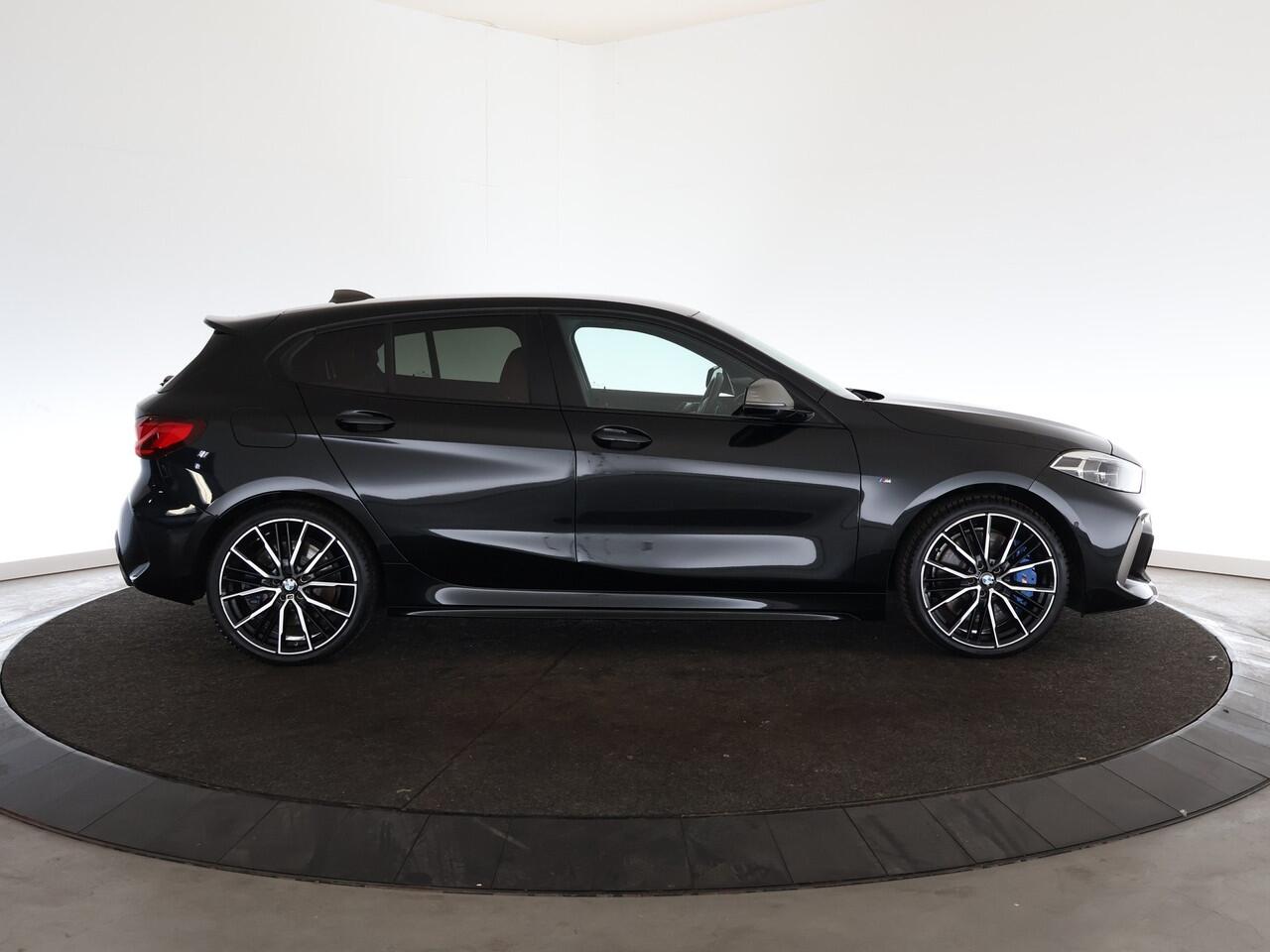 BMW 1-SERIE M135i xDrive High Executive Edition | Leder | H&K | HUD | Camera |*