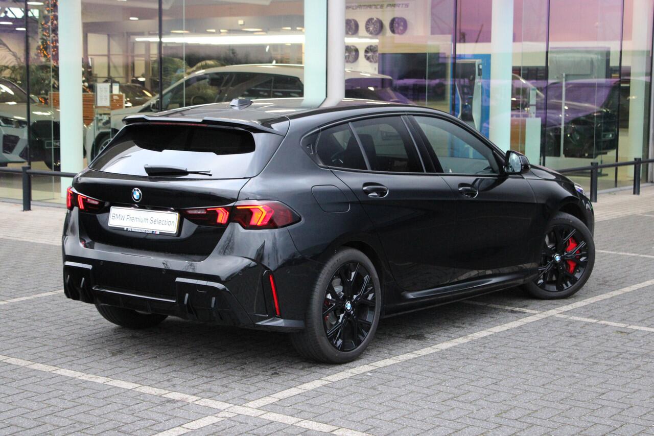 BMW 1-SERIE 120 M Sport Automaat / Sportstoelen / Achteruitrijcamera / Adaptieve LED / M Adaptief onderstel / Comfort Access / Stoelverwarming / Parking Assistant