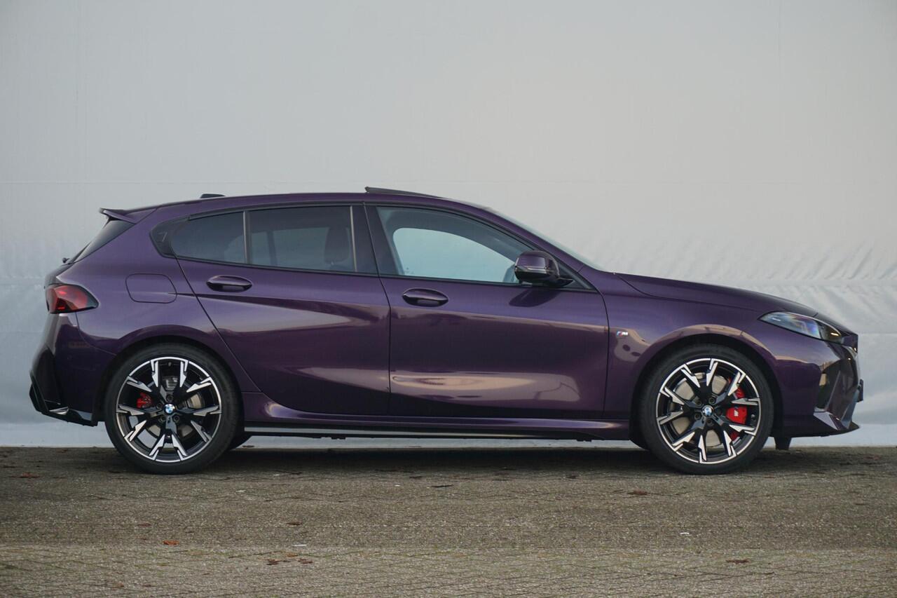 BMW 1-SERIE 5-deurs 120 M Sportpakket Pro 19'' / Panoramadak / Harman Kardon / Driving Assistant Plus / Trekhaak