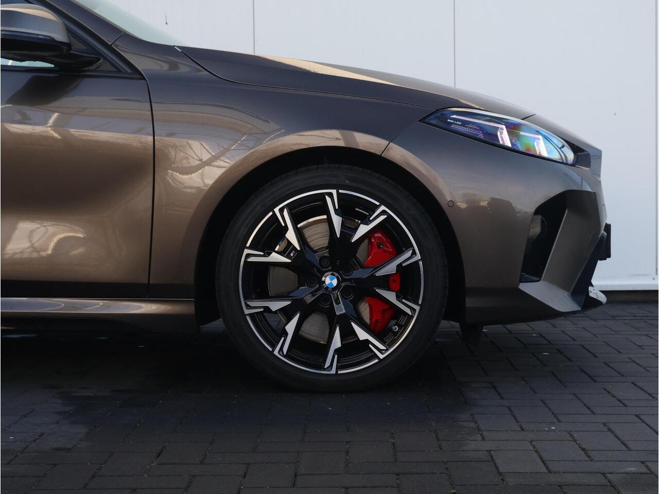 BMW 1-SERIE 120 M Sport Pro BMW Individual Lakkleur/ Harman-Kardon/ Head-Up/M Sportstoelen/ Panoramadak/ Stuurwiel verwarming