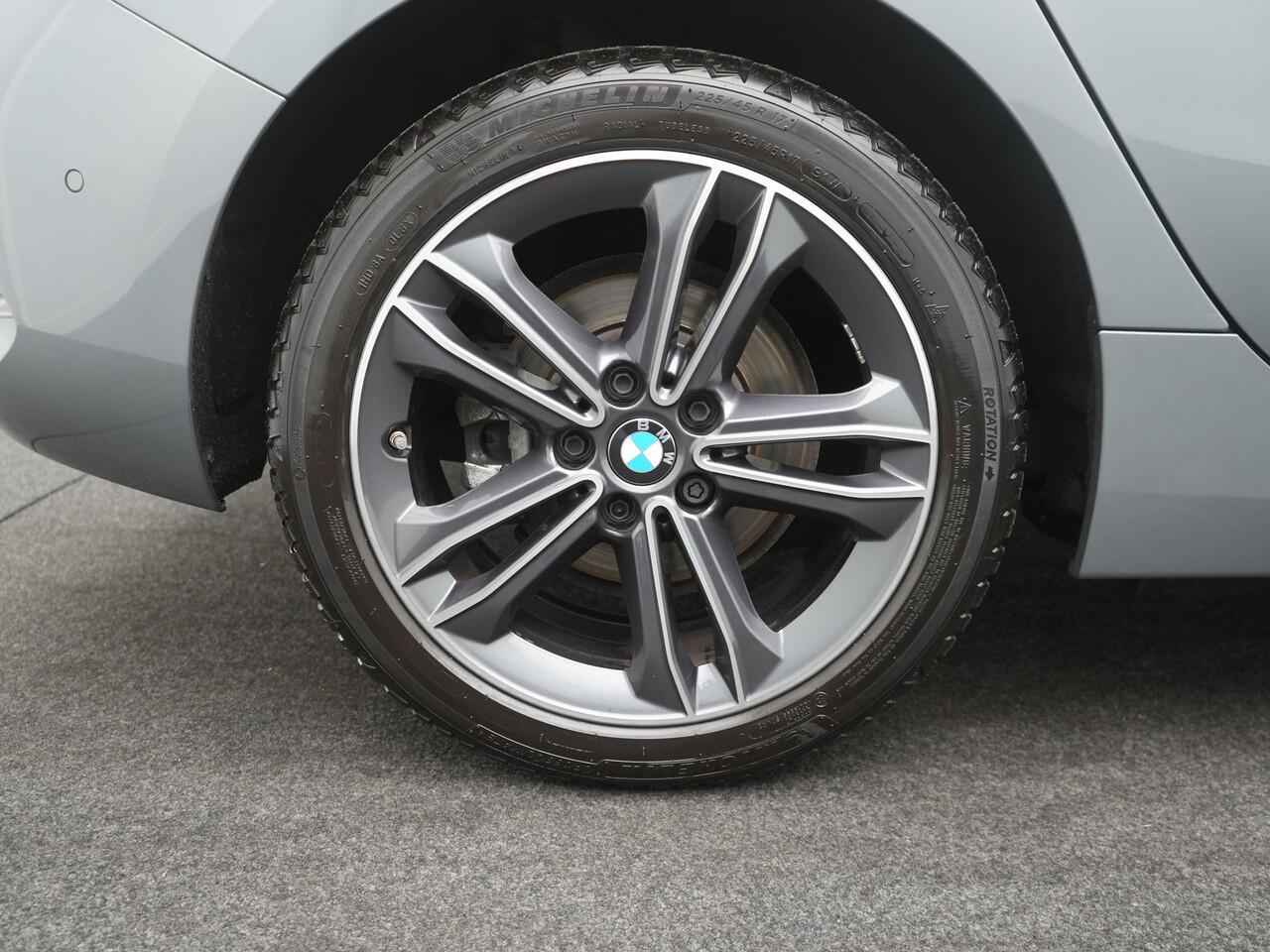 BMW 1-SERIE 118i - RIJKLAARPRIJS - Automaat - Achteruitrijcamera - All Seasonbanden - Stoel- en Stuurverwarming