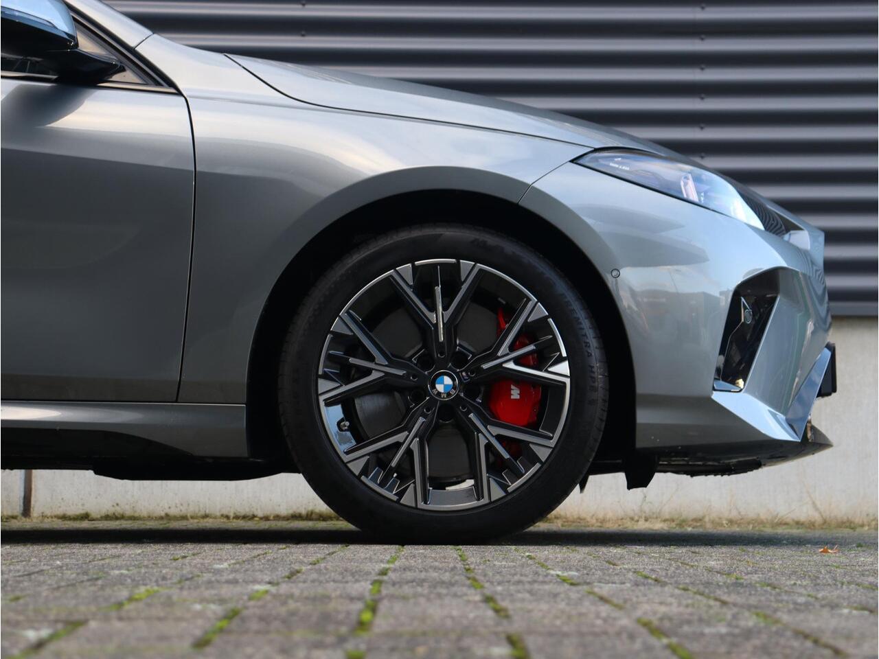 BMW 1-SERIE 5-deurs 120 | M Sportpakket Pro | Premium Pack | Panodak | Getint Glas | Comfort Access | Verwarmd Stuurwiel | Camera | 18'' LMV