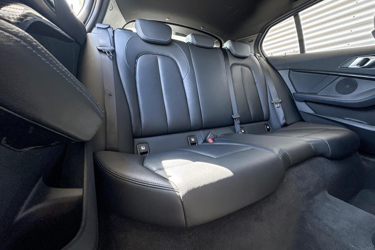 BMW 1-SERIE 118i High Executive / M Sport / Glazen panoramadak