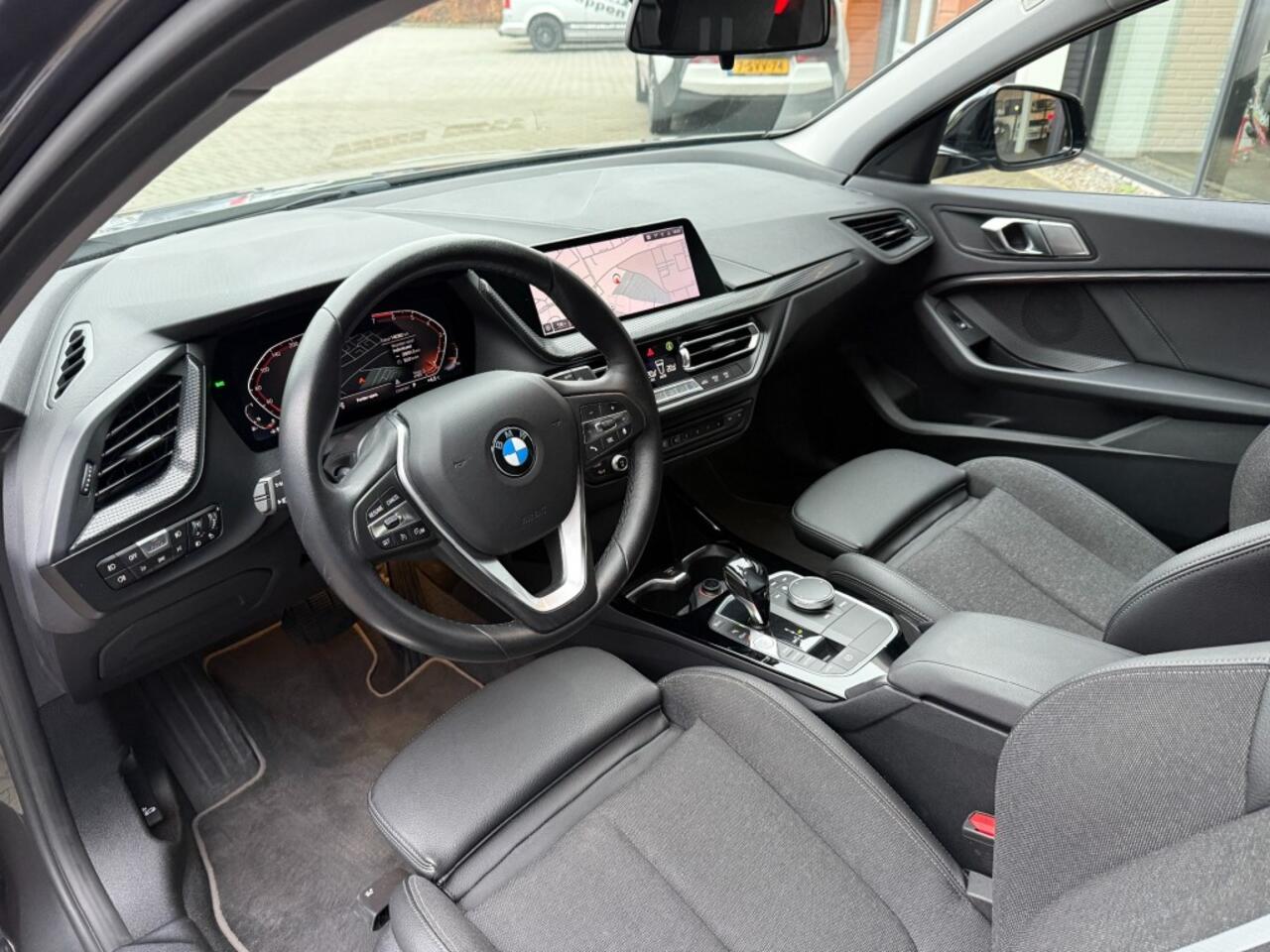 BMW 1-SERIE 118I Sportline,LED,Clima,Navi/Carplay,Digi Display,Dealer OH,