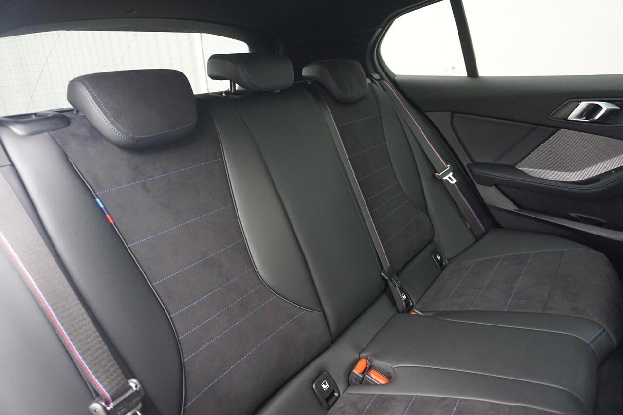 BMW 1-SERIE 5-deurs 120 M Sportpakket Pro 19'' / Panoramadak / Harman Kardon / Driving Assistant Plus / Trekhaak